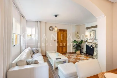 Encantador chalet adosado con amplio solárium en una ubicación privilegiada de La Regia – Orihuela Costa