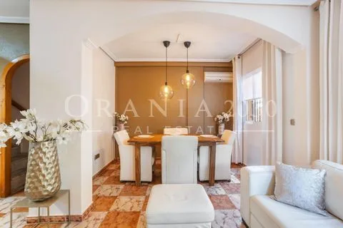 Encantador chalet adosado con amplio solárium en una ubicación privilegiada de La Regia – Orihuela Costa