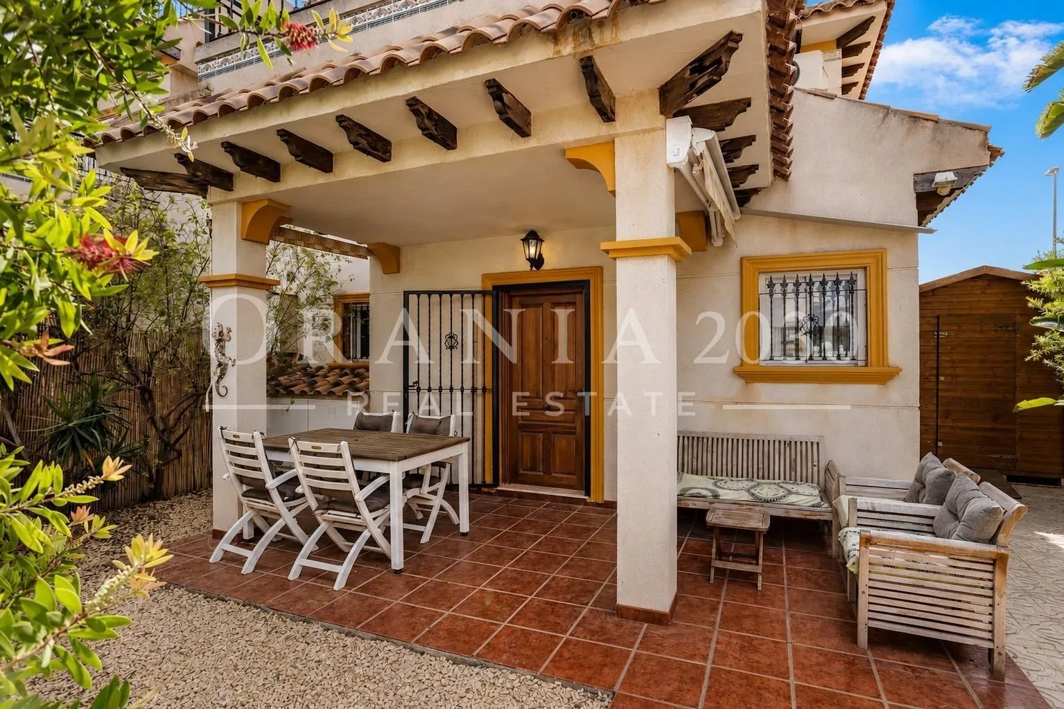Encantador chalet adosado con amplio solárium en una ubicación privilegiada de La Regia – Orihuela Costa