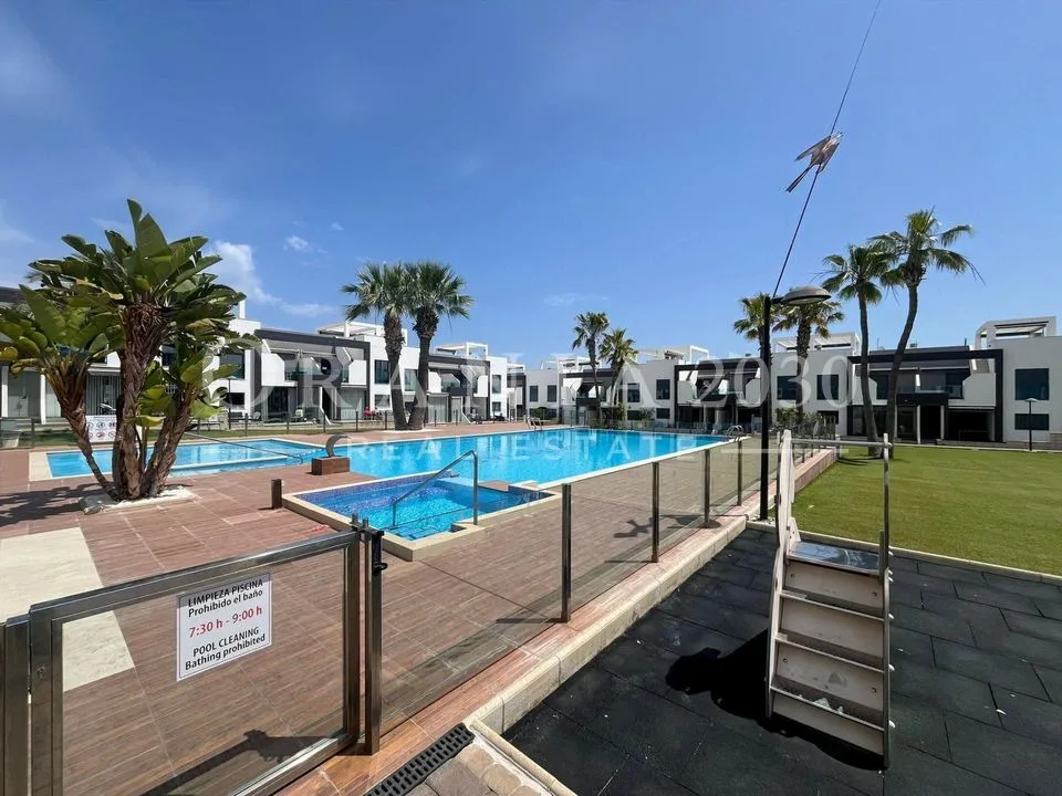 Exclusivo Bungalow de planta baja en Oasis Beach, La Zenia – Tu Oasis Privado en la Costa Blanca