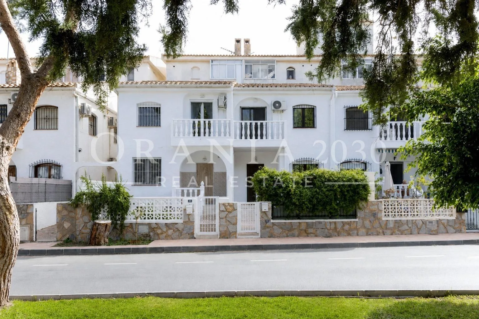 Casa adosada con jardín, trastero y garaje a pasos de Playa de La Zenia