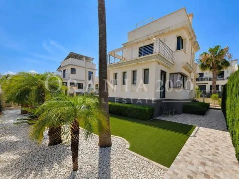 Exclusiva villa de lujo en La Zenia con piscina privada, sauna y solárium
