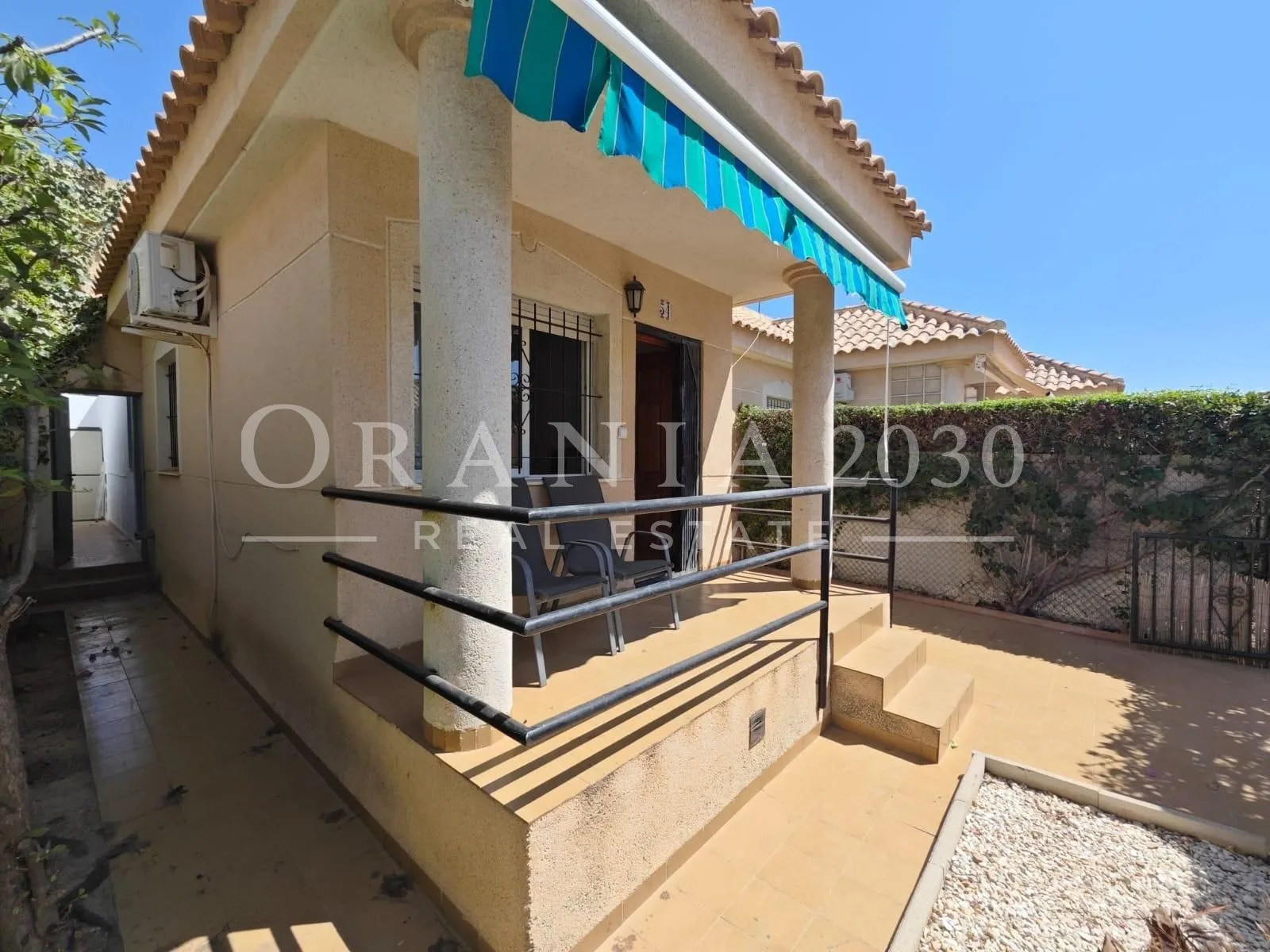 Exclusivo adosado con piscina privada en el corazón de La Zenia