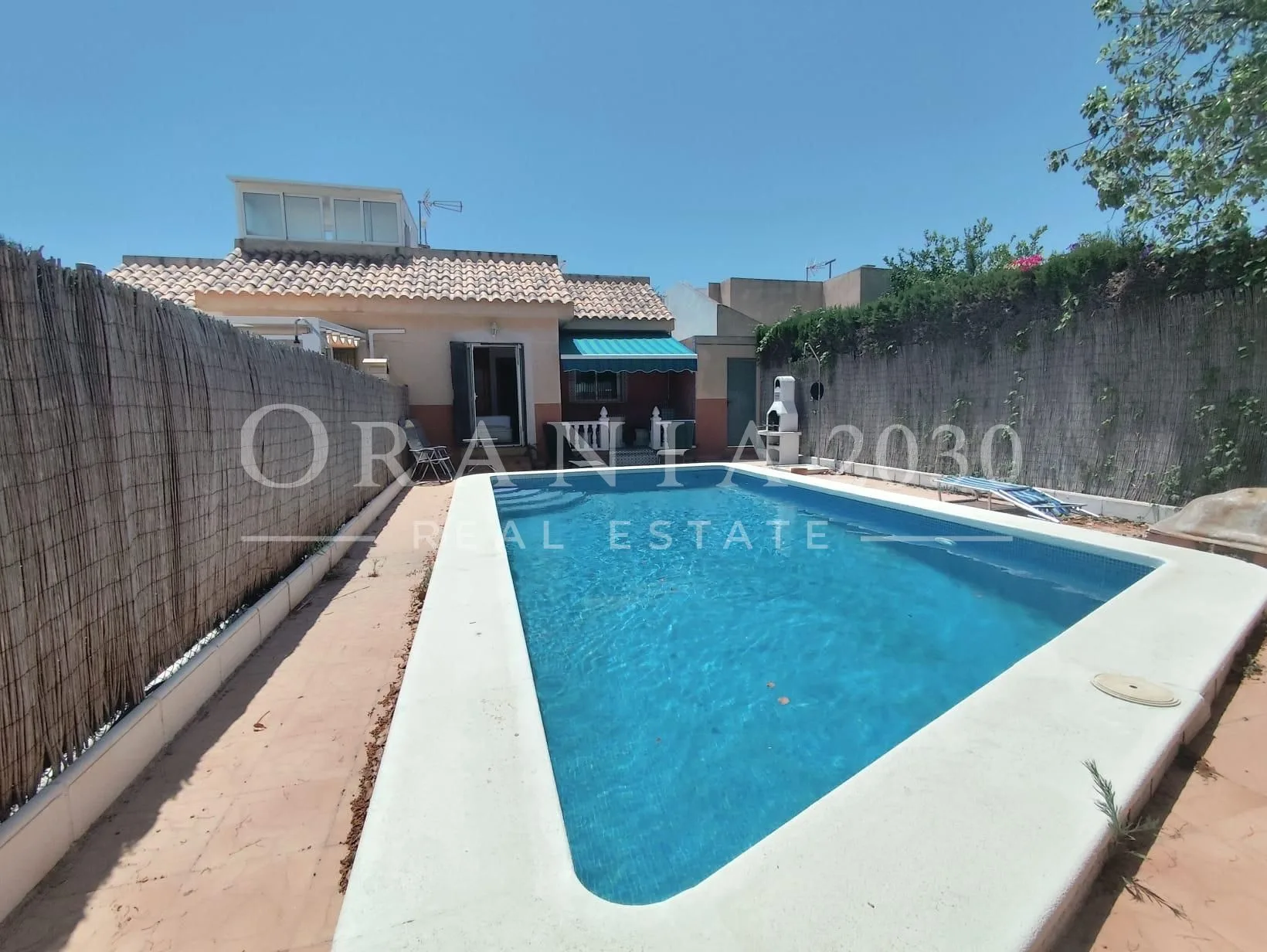Exclusivo adosado con piscina privada en el corazón de La Zenia