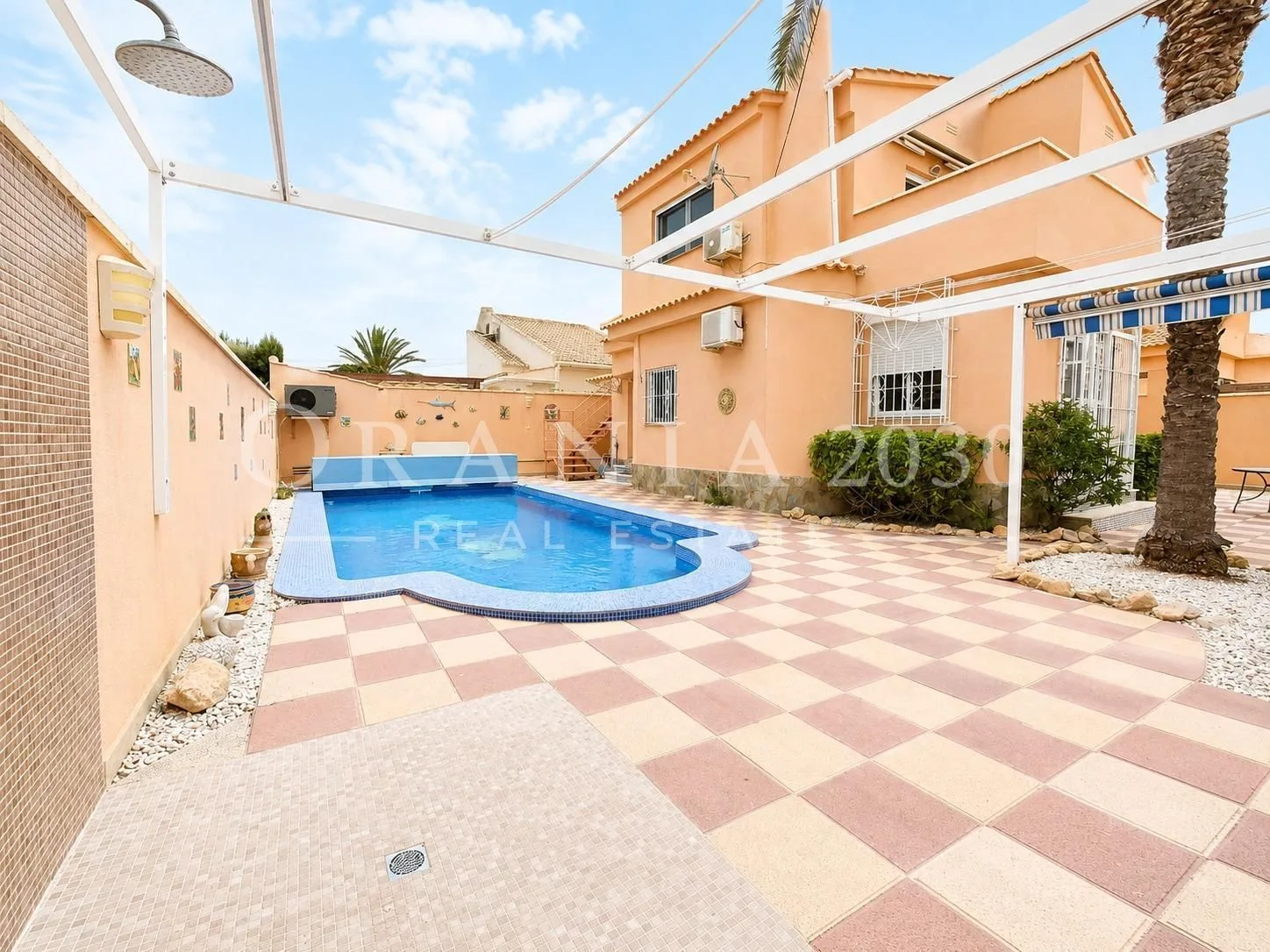 Villa independiente con piscina climatizada y apartamento independiente en Mil Palmeras