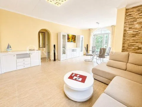 Villa independiente con piscina climatizada y apartamento independiente en Mil Palmeras