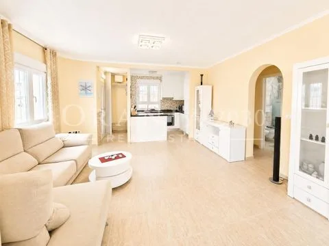 Villa independiente con piscina climatizada y apartamento independiente en Mil Palmeras