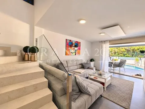 Exclusiva villa de esquina con piscina privada, solárium y placas solares en La Zenia