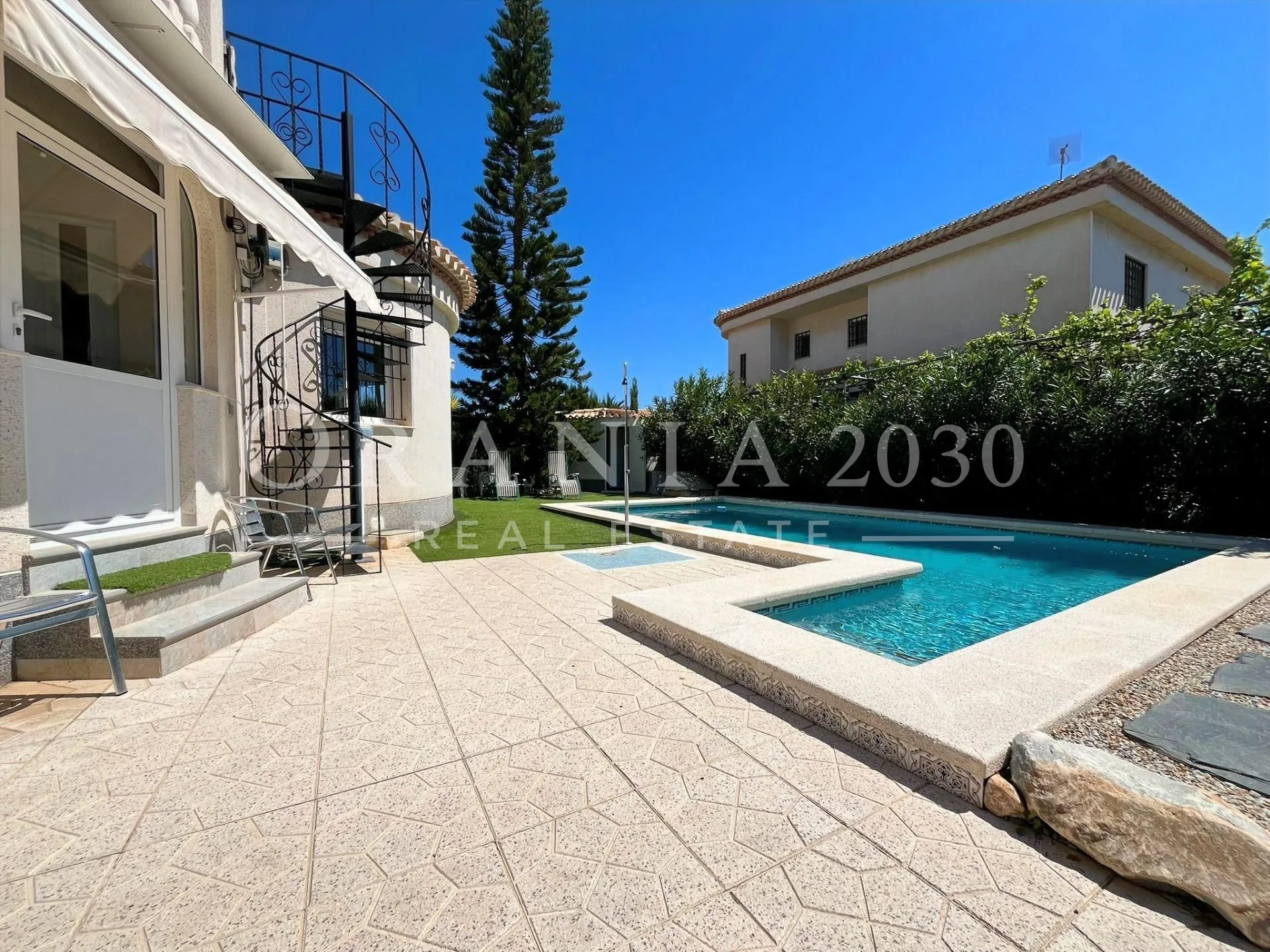Chalet independiente con piscina privada y placas solares en Playa Flamenca