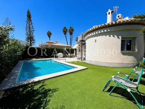 Chalet independiente con piscina privada y placas solares en Playa Flamenca