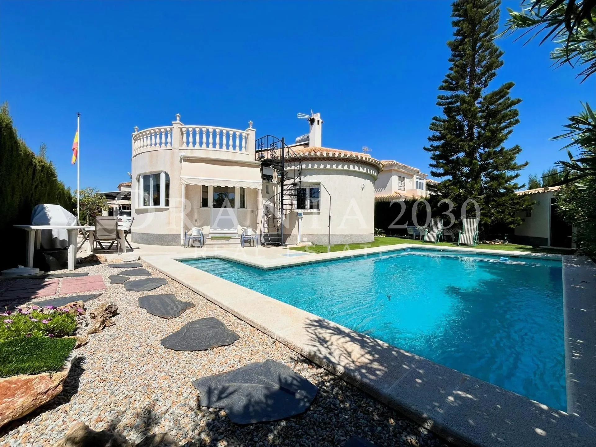 Chalet independiente con piscina privada y placas solares en Playa Flamenca