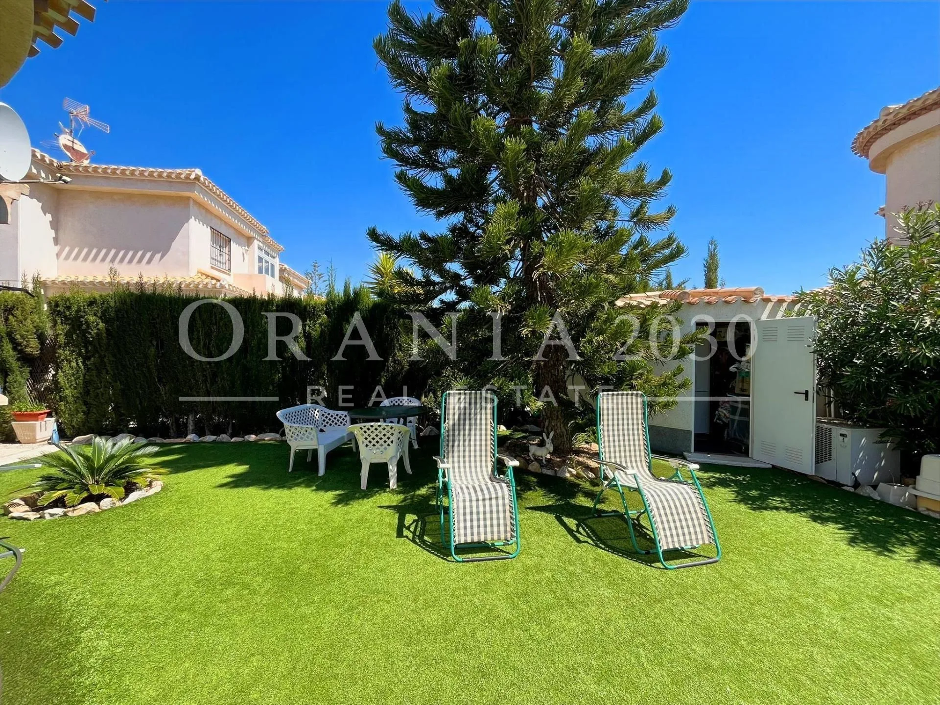 Chalet independiente con piscina privada y placas solares en Playa Flamenca