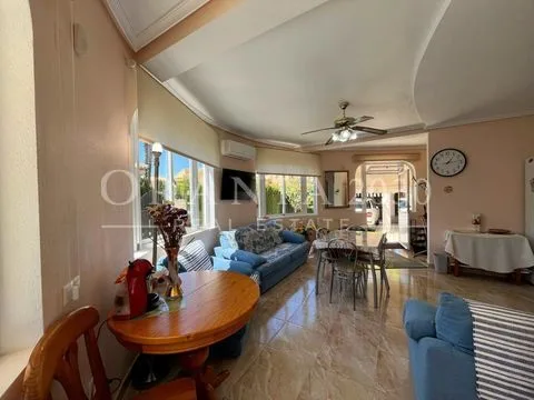 Chalet independiente con piscina privada y placas solares en Playa Flamenca