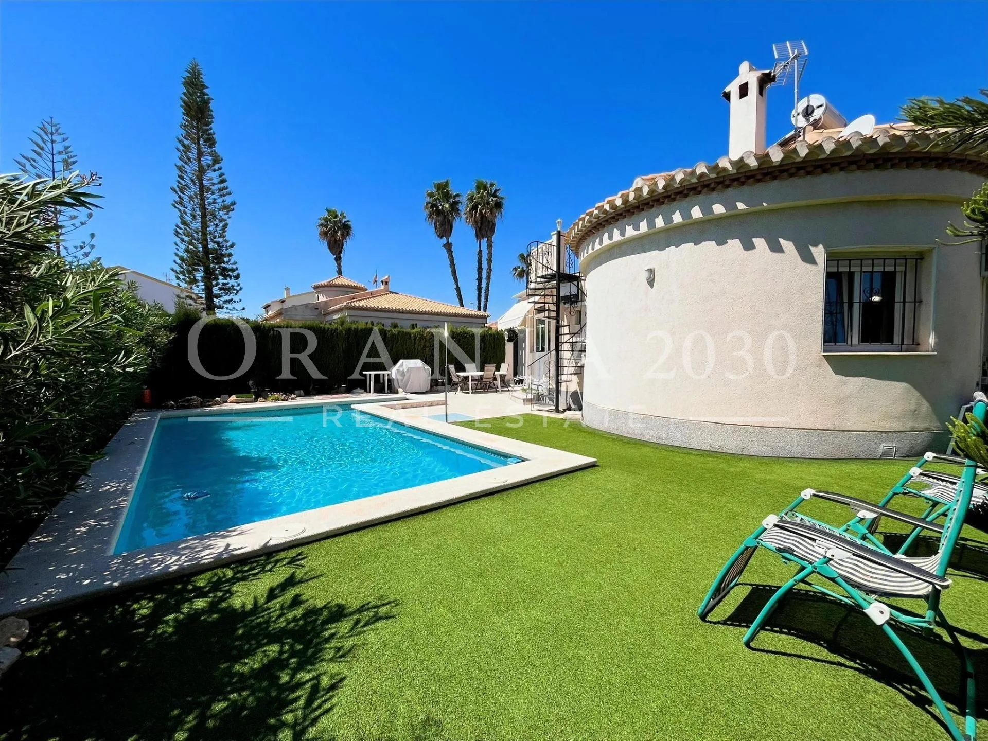 Chalet independiente con piscina privada y placas solares en Playa Flamenca