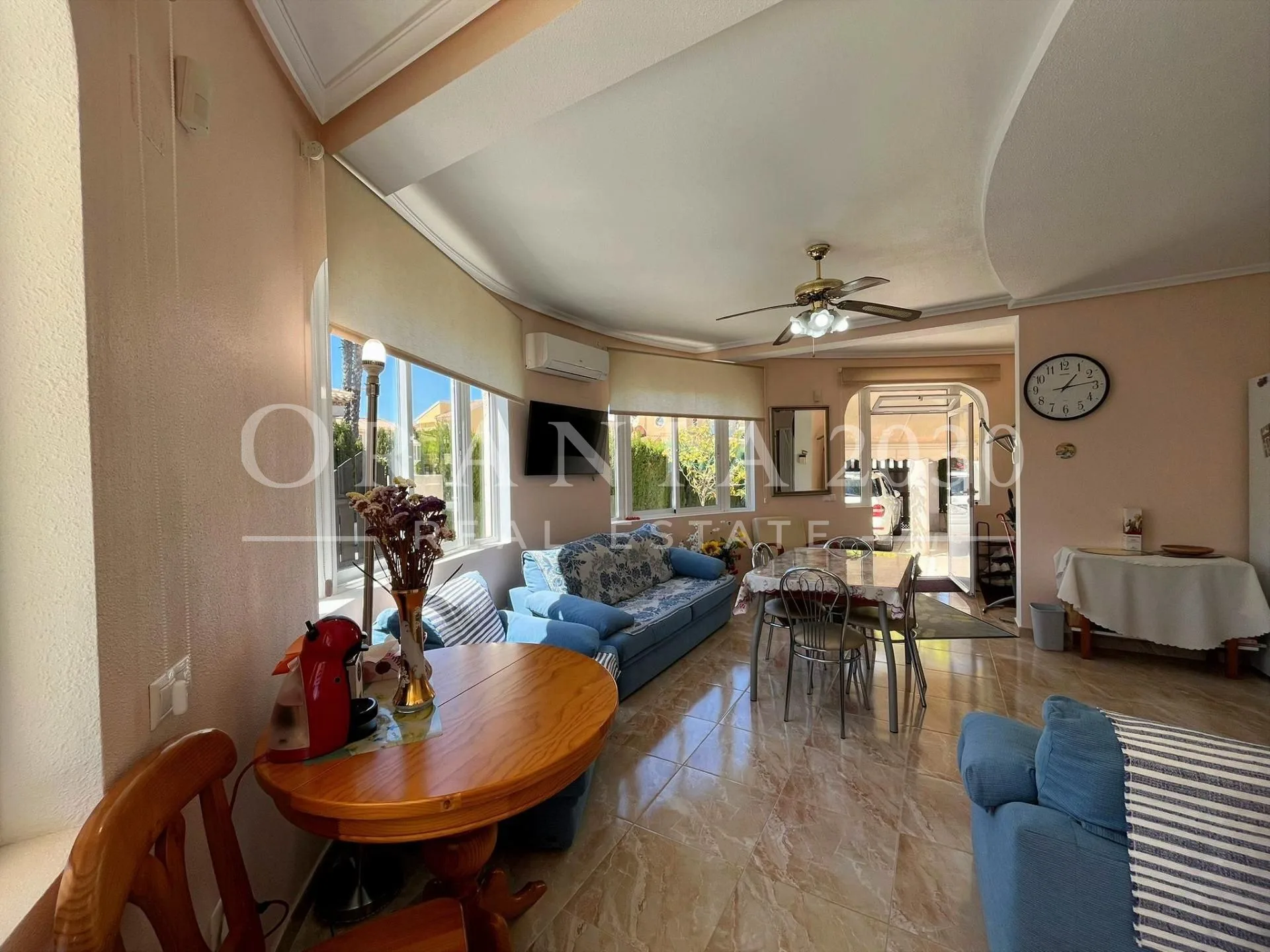 Chalet independiente con piscina privada y placas solares en Playa Flamenca