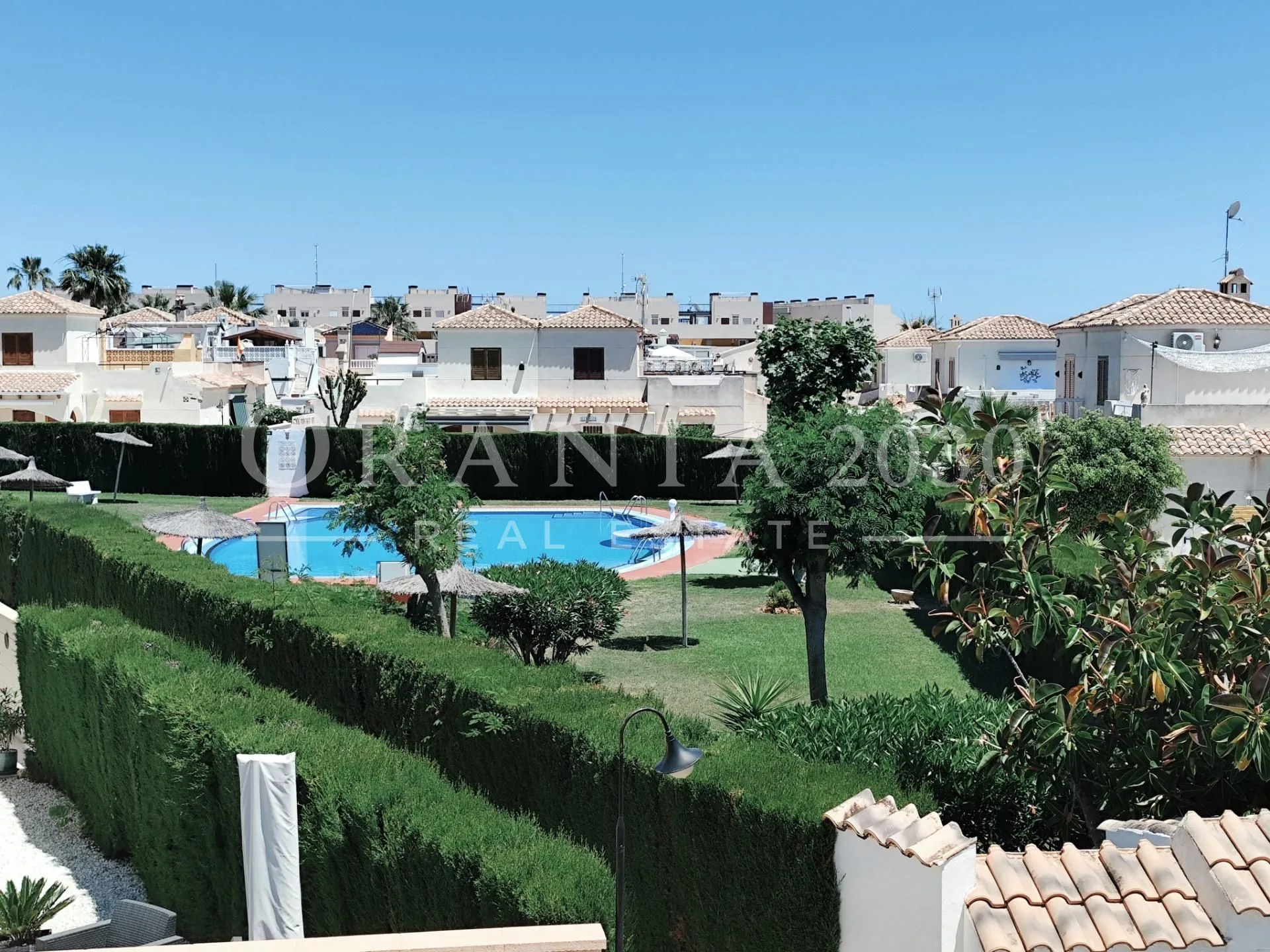 Casa con apartamento de invitados y vistas al mar en la Calle Niagara de Playa Flamenca