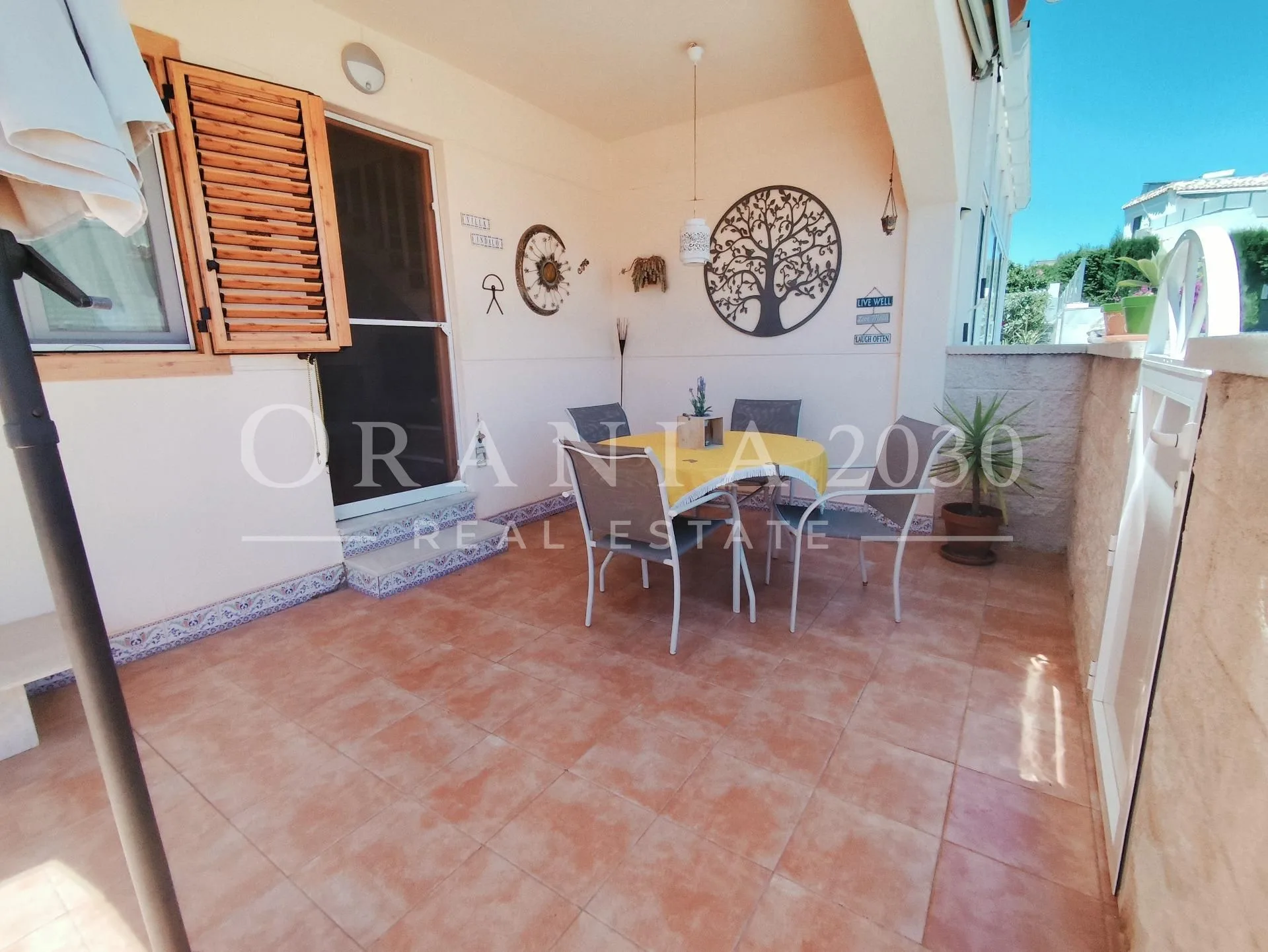 Casa con apartamento de invitados y vistas al mar en la Calle Niagara de Playa Flamenca
