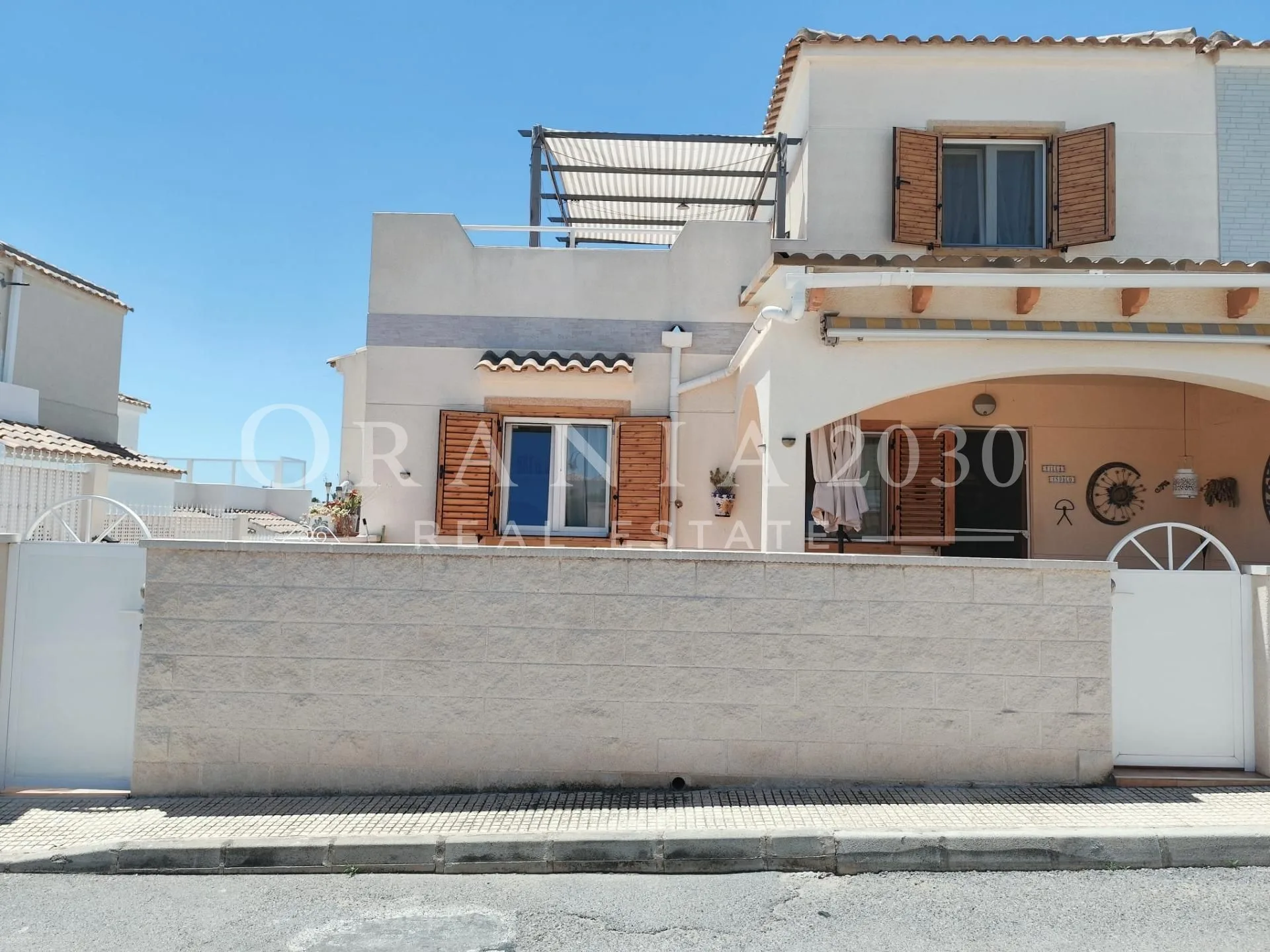 Casa con apartamento de invitados y vistas al mar en la Calle Niagara de Playa Flamenca
