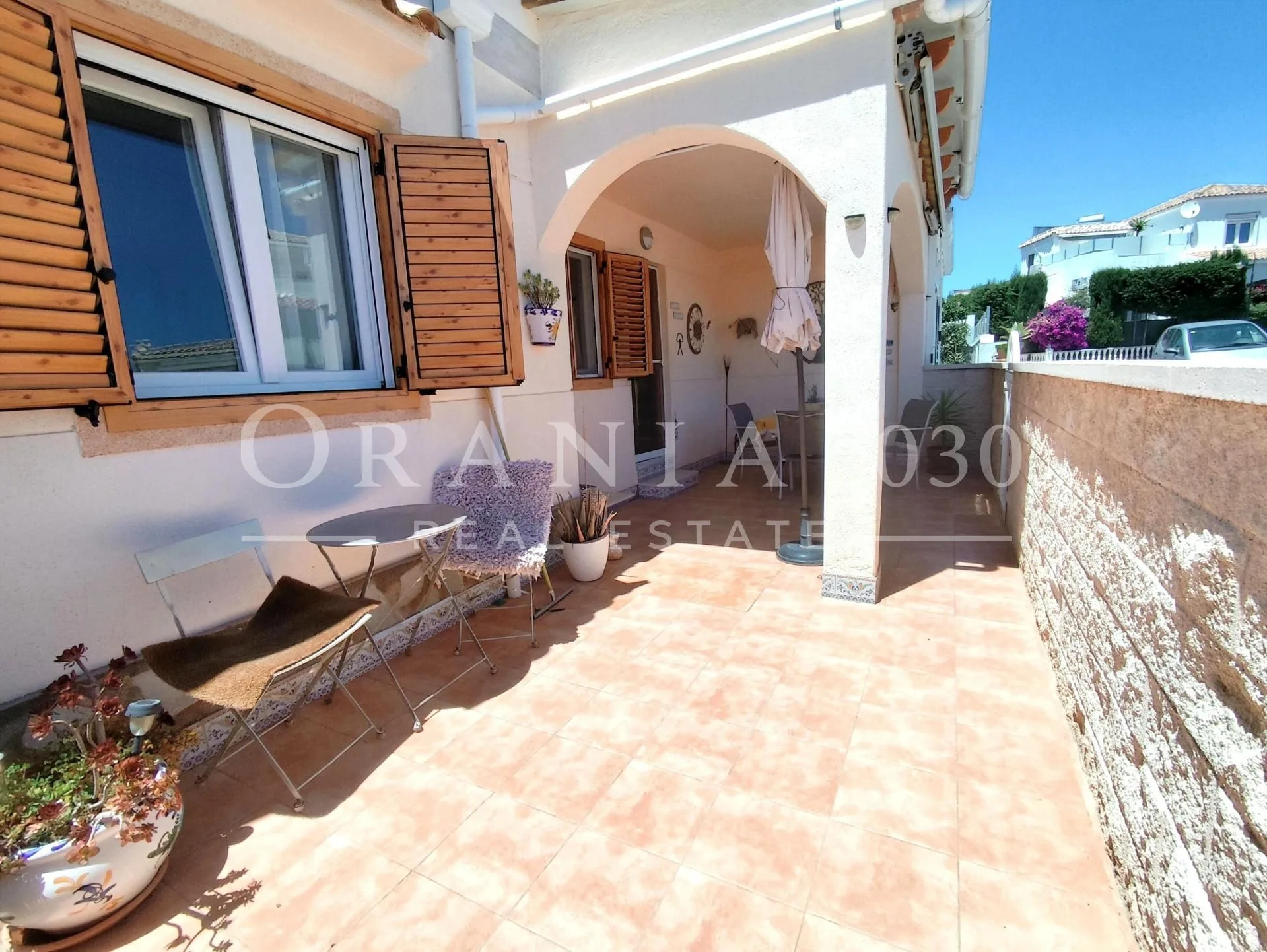Casa con apartamento de invitados y vistas al mar en la Calle Niagara de Playa Flamenca