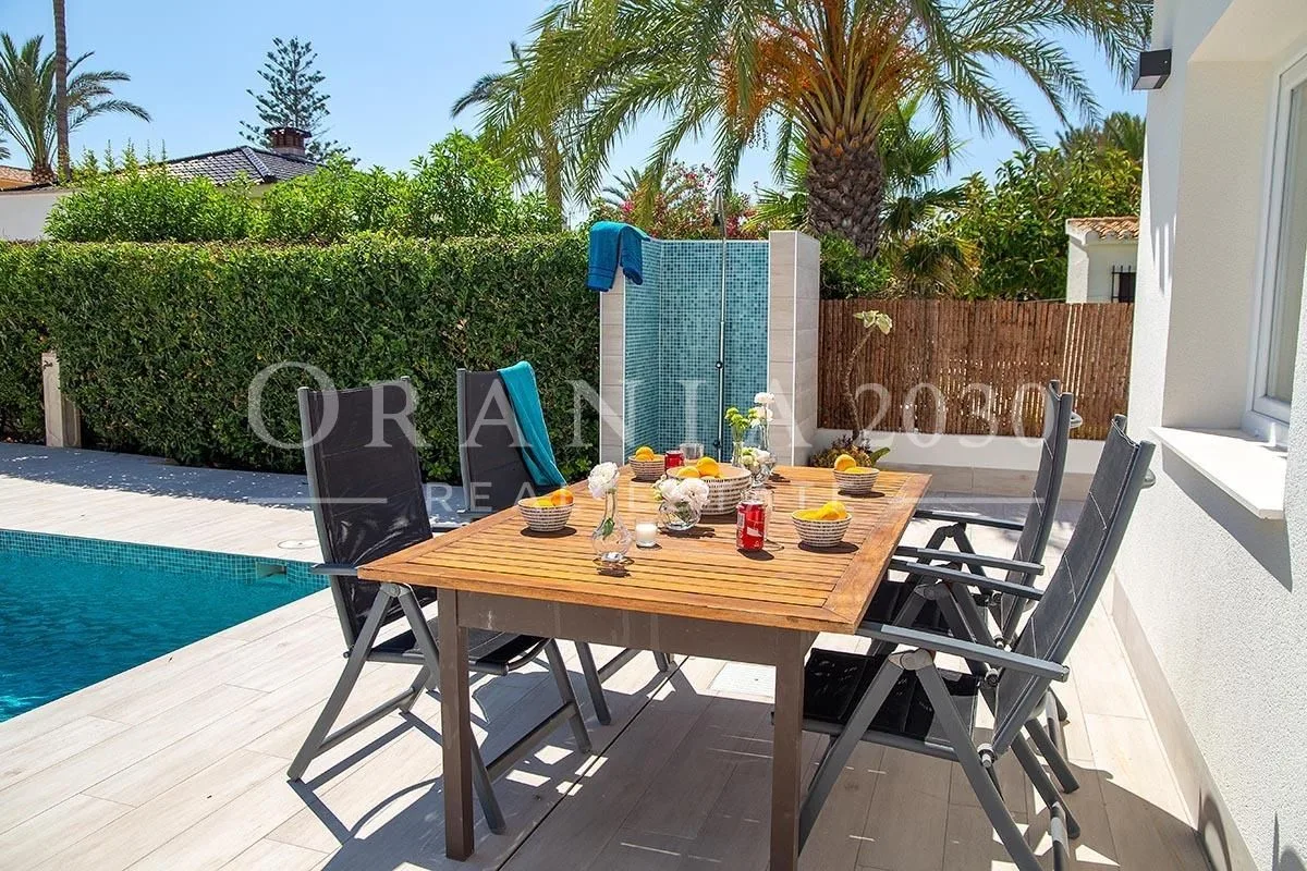 Espectacular villa de lujo renovada en segunda línea de playa con vistas panorámicas al mar en Playa Flamenca, Orihuela Costa