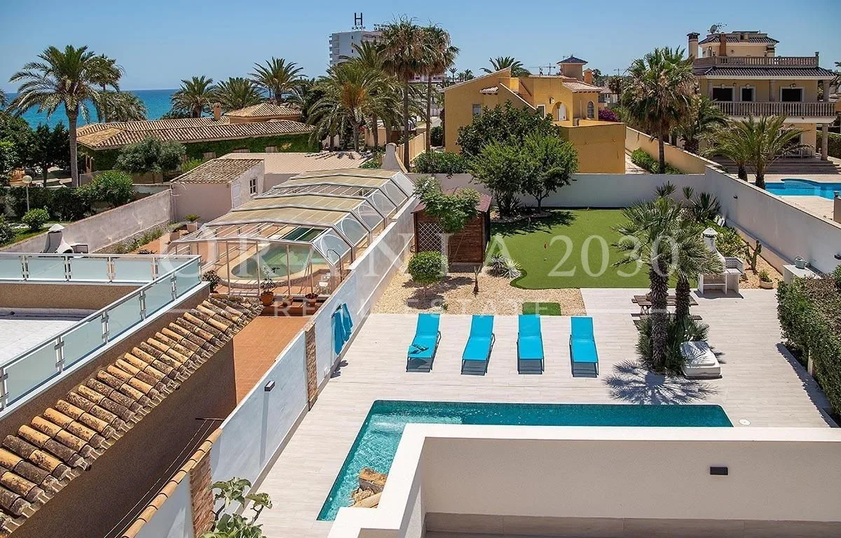 Espectacular villa de lujo renovada en segunda línea de playa con vistas panorámicas al mar en Playa Flamenca, Orihuela Costa