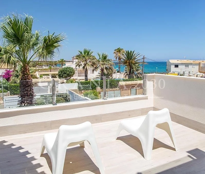 Espectacular villa de lujo renovada en segunda línea de playa con vistas panorámicas al mar en Playa Flamenca, Orihuela Costa