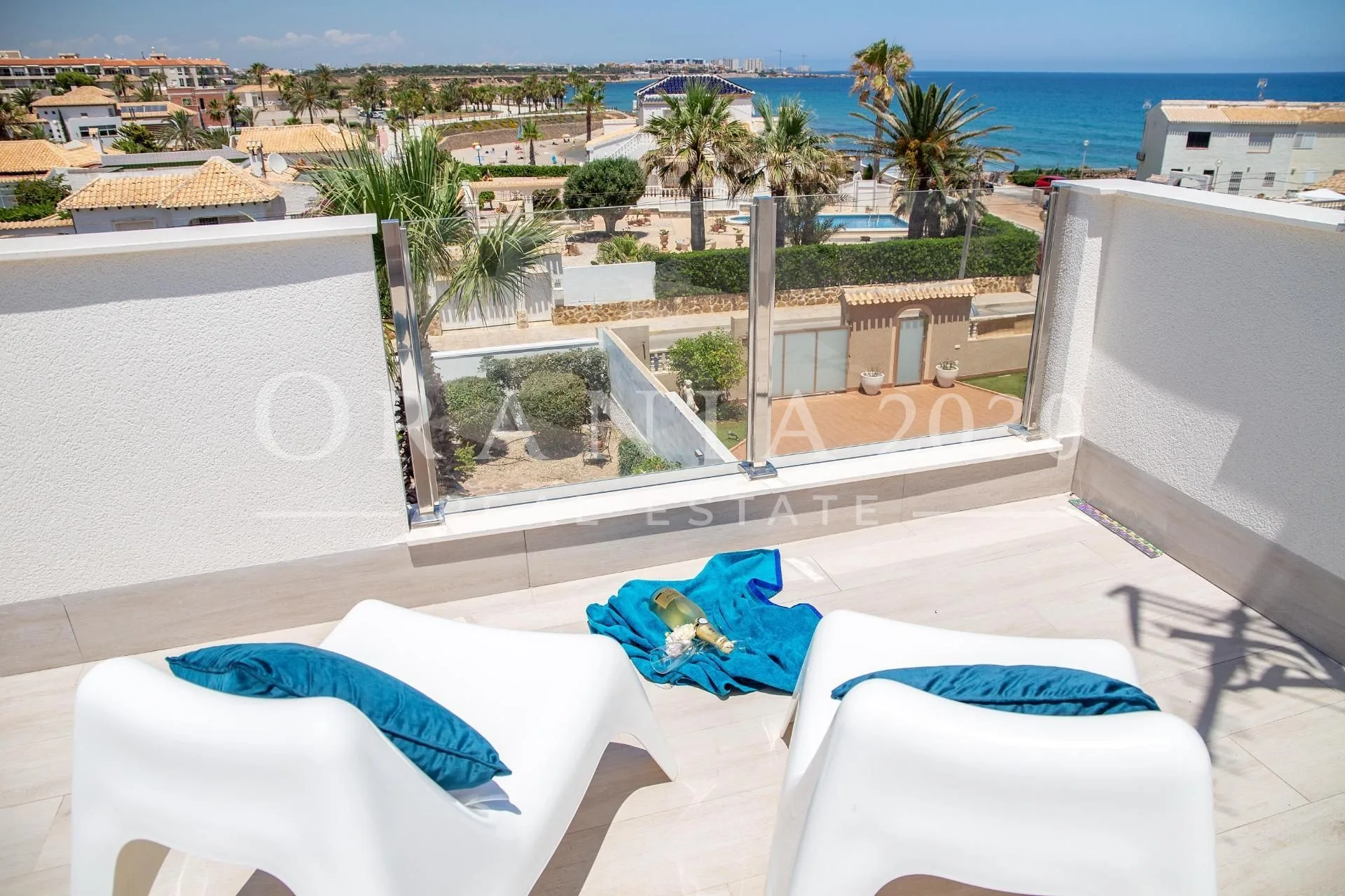 Espectacular villa de lujo renovada en segunda línea de playa con vistas panorámicas al mar en Playa Flamenca, Orihuela Costa