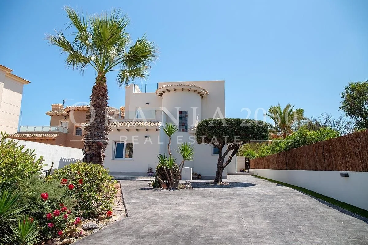 Espectacular villa de lujo renovada en segunda línea de playa con vistas panorámicas al mar en Playa Flamenca, Orihuela Costa