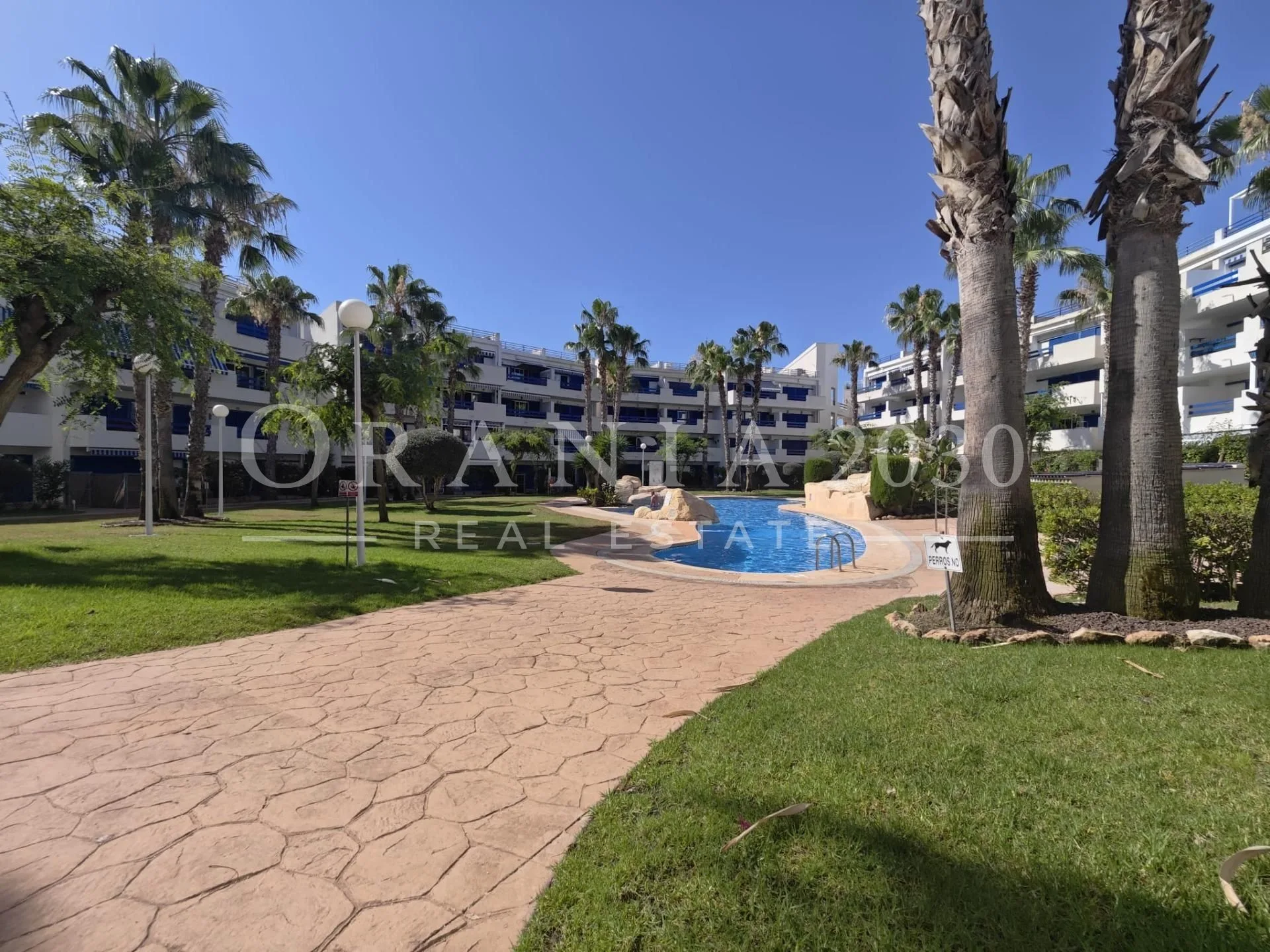 Apartamento en planta baja con terraza privada junto a la piscina en Residencial La Calma, Playa Flamenca