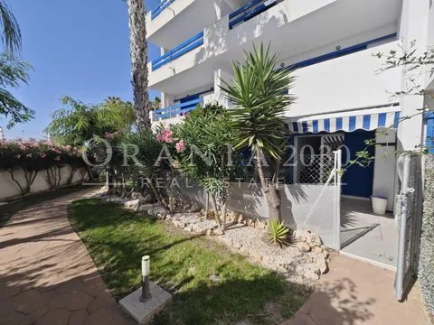 Apartamento en planta baja con terraza privada junto a la piscina en Residencial La Calma, Playa Flamenca