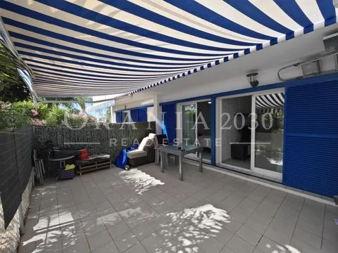 Apartamento en planta baja con terraza privada junto a la piscina en Residencial La Calma, Playa Flamenca