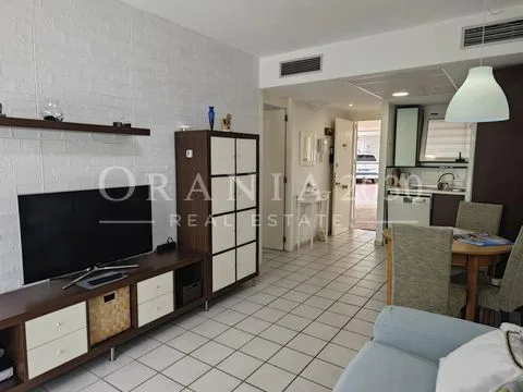 Apartamento en planta baja con terraza privada junto a la piscina en Residencial La Calma, Playa Flamenca