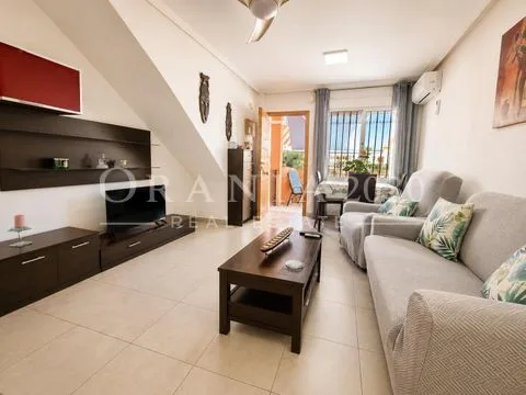 Bungalow en esquina con amplias zonas comunes en Orihuela Costa
