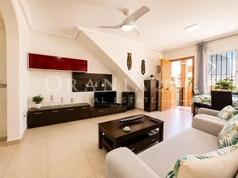 Bungalow en esquina con amplias zonas comunes en Orihuela Costa