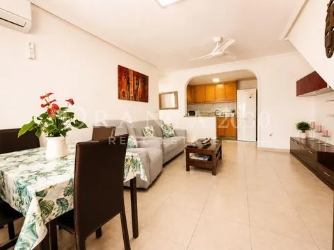 Bungalow en esquina con amplias zonas comunes en Orihuela Costa