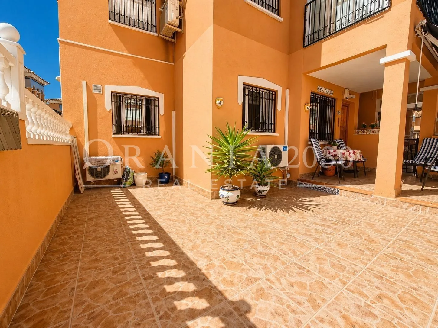 Bungalow en esquina con amplias zonas comunes en Orihuela Costa