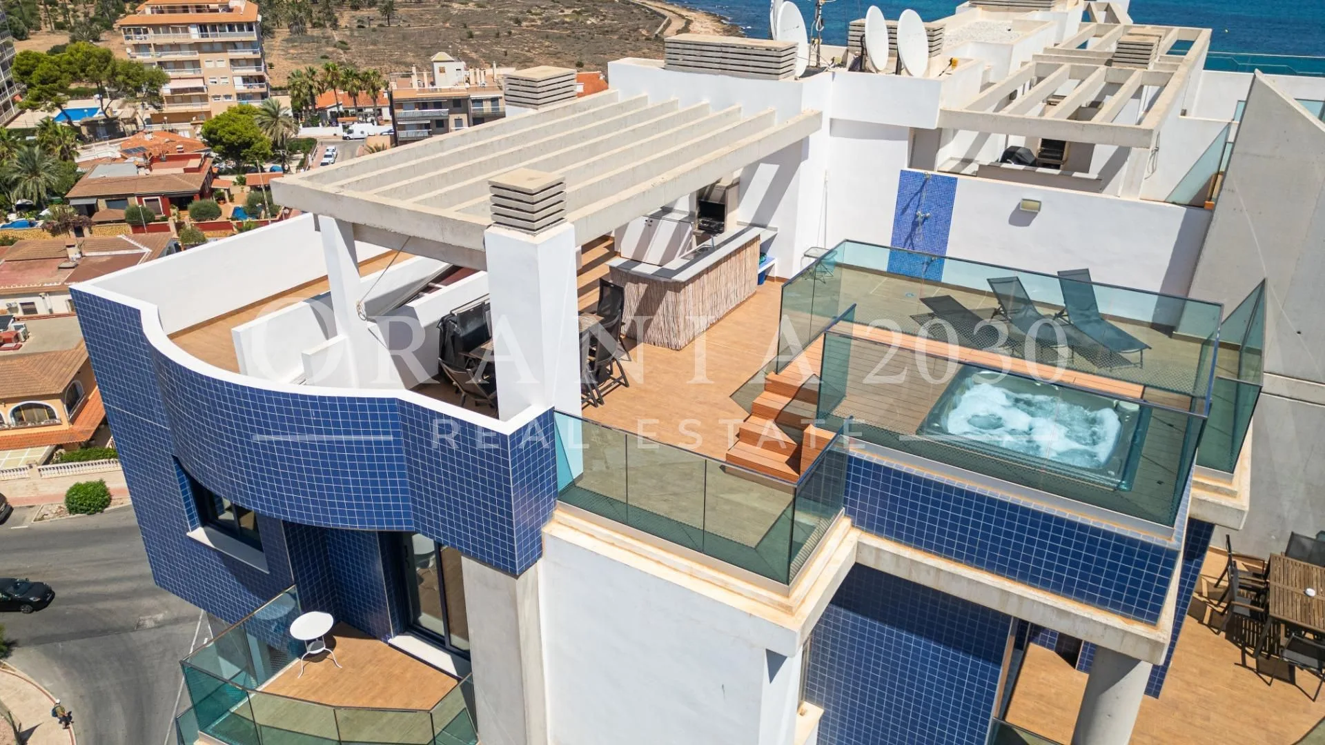 Exclusivo ático en primera línea con solárium de 106 m², jacuzzi y vistas panorámicas al mar
