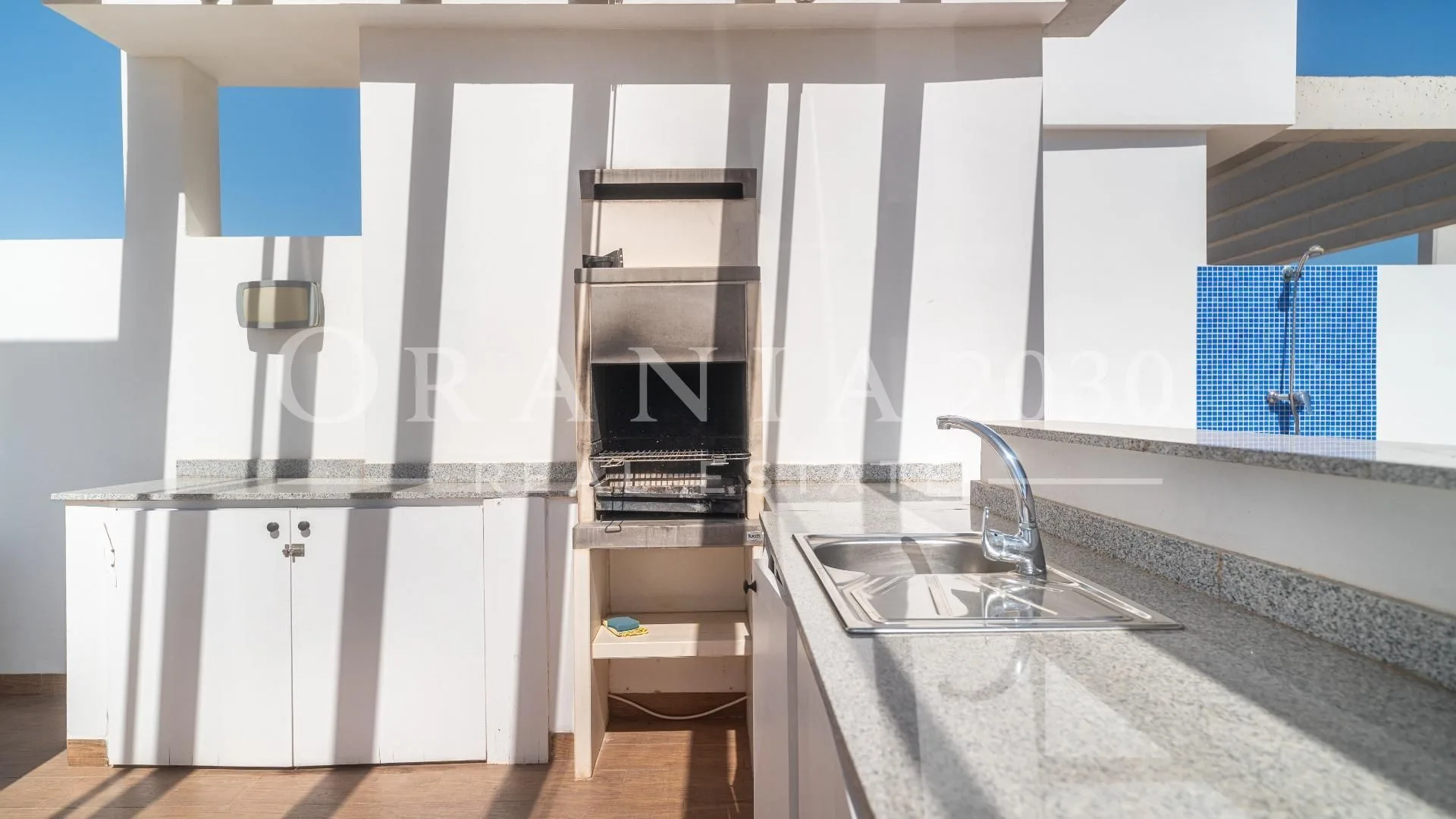Exclusivo ático en primera línea con solárium de 106 m², jacuzzi y vistas panorámicas al mar