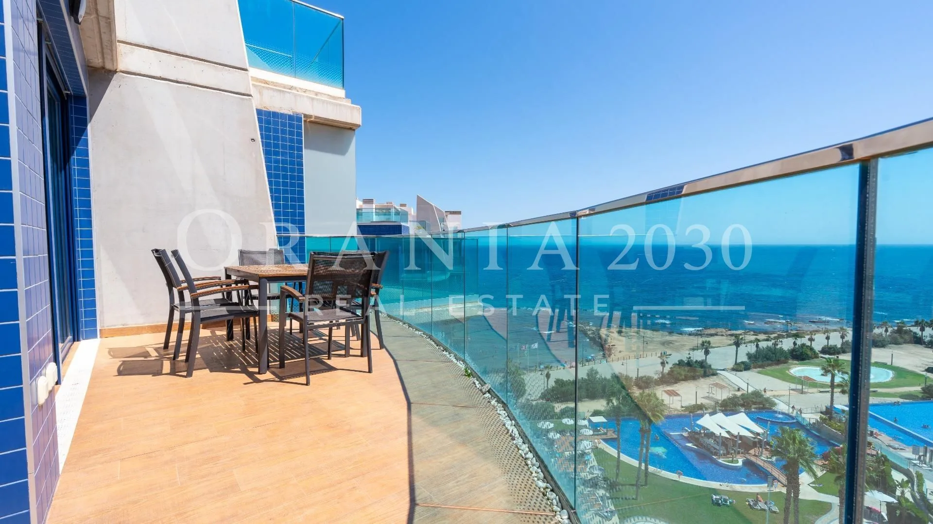 Exclusivo ático en primera línea con solárium de 106 m², jacuzzi y vistas panorámicas al mar