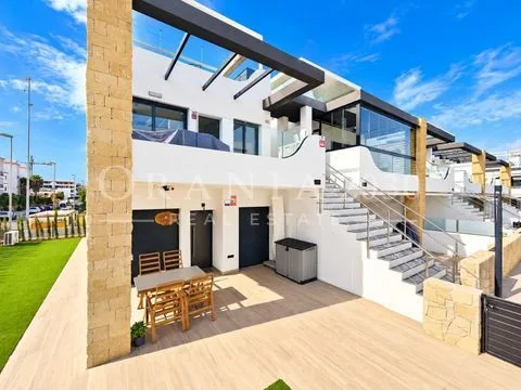 Espectacular Bungalow de Esquina en Planta Alta con 3 Dormitorios, Solárium Privado y Jacuzzi en Innova Beach II – Punta Prima