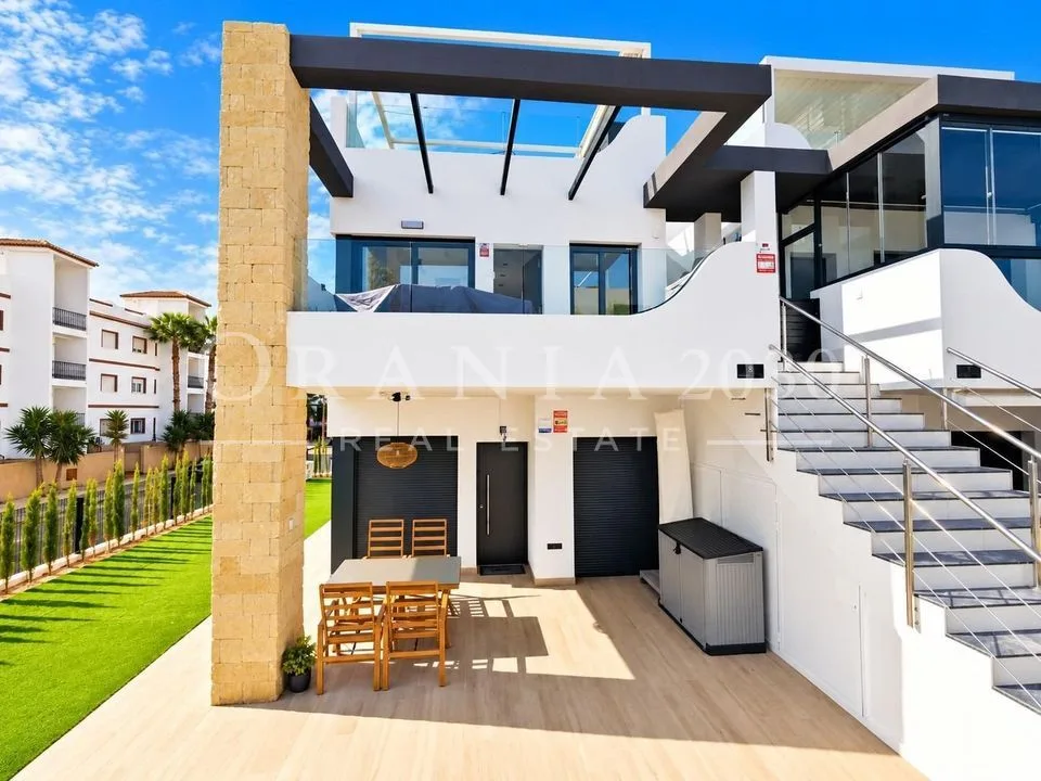 Espectacular Bungalow de Esquina en Planta Alta con 3 Dormitorios, Solárium Privado y Jacuzzi en Innova Beach II – Punta Prima