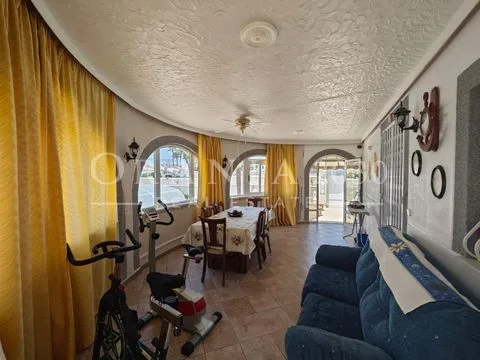 Vivienda independiente con piscina privada en amplia parcela en La Siesta, Torrevieja