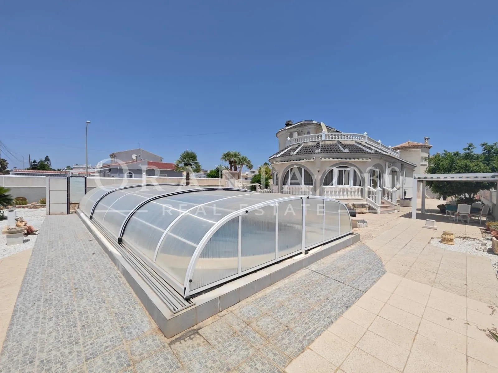 Vivienda independiente con piscina privada en amplia parcela en La Siesta, Torrevieja