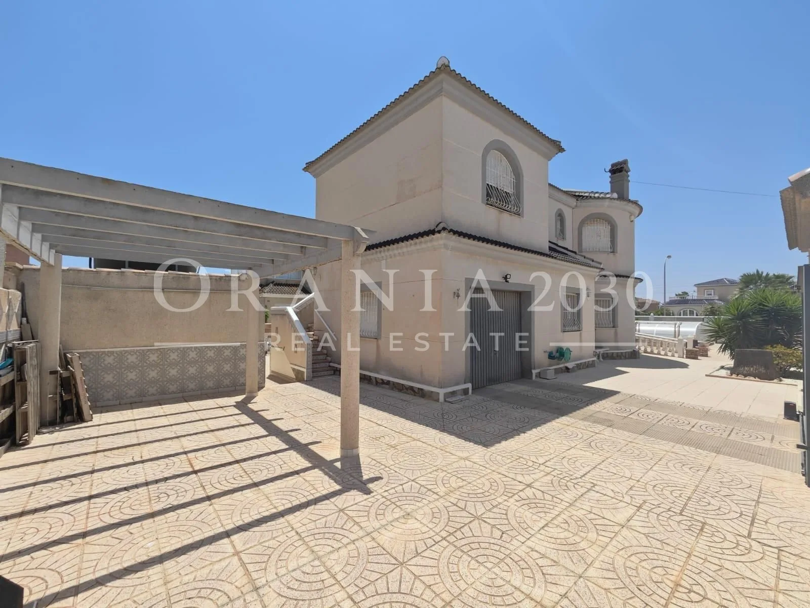 Vivienda independiente con piscina privada en amplia parcela en La Siesta, Torrevieja