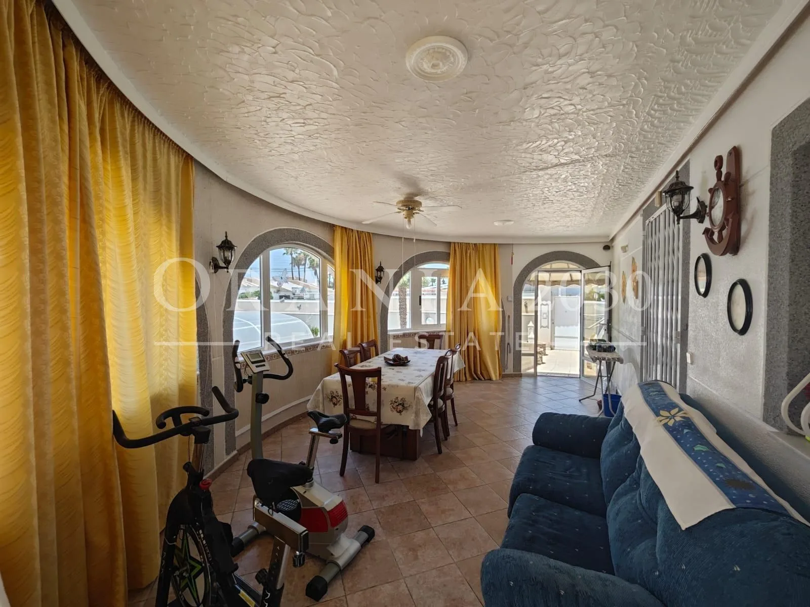 Vivienda independiente con piscina privada en amplia parcela en La Siesta, Torrevieja