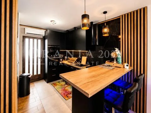 Espectacular Bungalow Reformado con Solárium Privado y Jacuzzi en Aguas Nuevas – Torrevieja