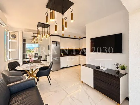 Precioso bungalow en planta alta con terraza privada y balcón con vistas al mar en Torreblanca, Torrevieja