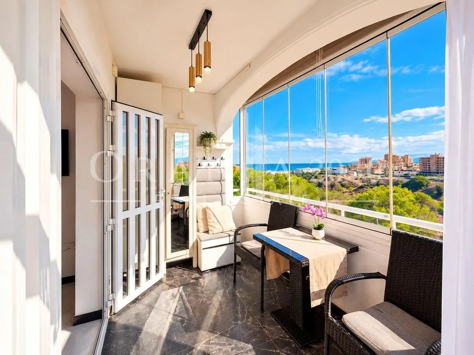 Precioso bungalow en planta alta con terraza privada y balcón con vistas al mar en Torreblanca, Torrevieja