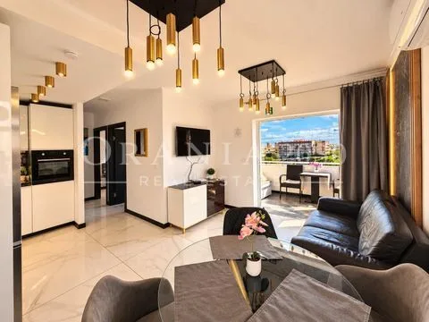 Precioso bungalow en planta alta con terraza privada y balcón con vistas al mar en Torreblanca, Torrevieja