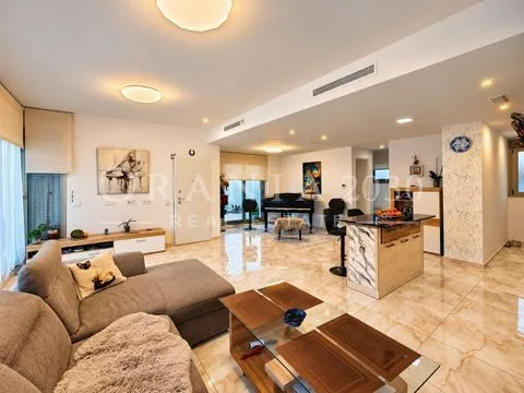 Exclusiva villa moderna en Villamartín con piscina privada y vistas a las salinas